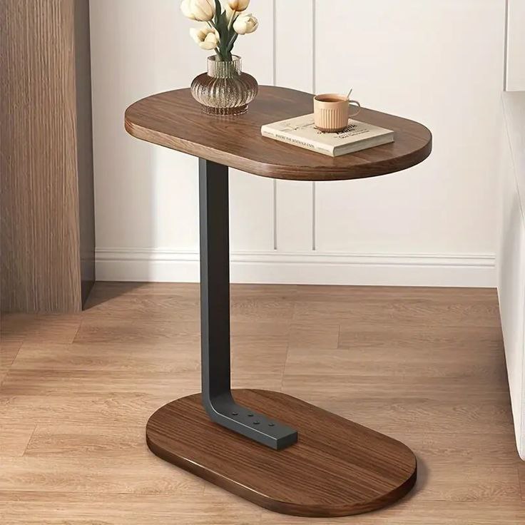 Table d'appoint en forme de C