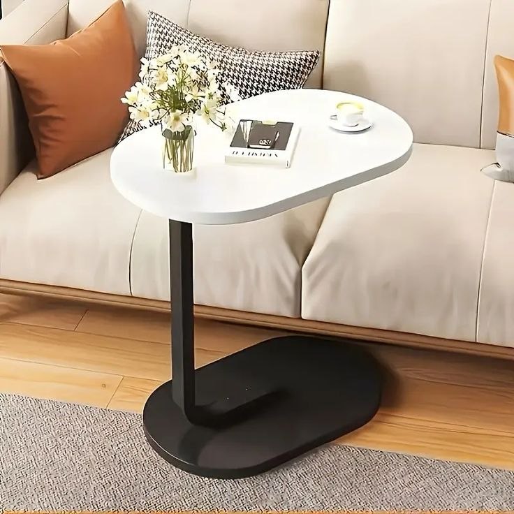 Table d'appoint en forme de C